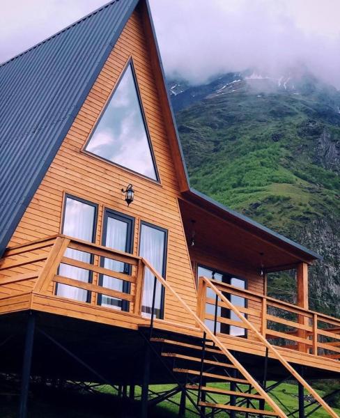 A la foto es mostra l'objecte Memory Hut_Kazbegi situat a la ciutat de Kazbegi.