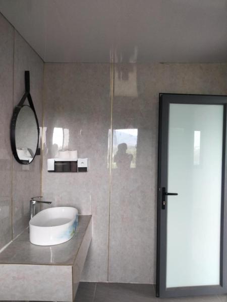 Na zdjęciu widoczny jest obiekt Homstay cát trắng położony w mieście Ấp Hòa Thanh (2).