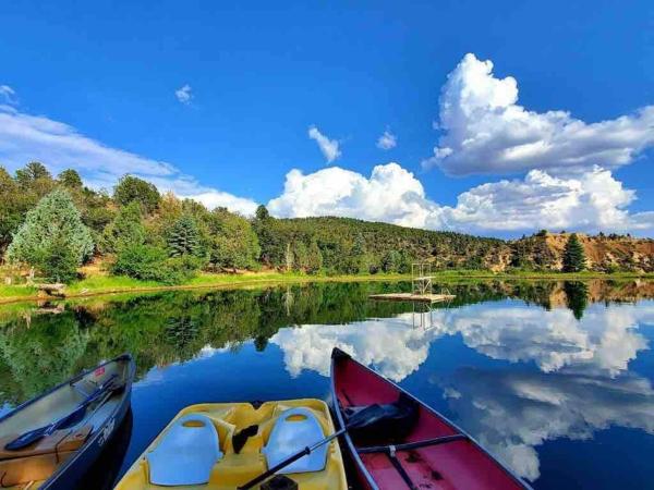 A la foto es mostra l'objecte Revered Hidden Lake Lodge East Zion & Bryce situat a la ciutat de Glendale.