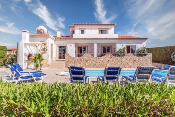 På billedet ses objektet Stunning Seaside villa with swimming pool beliggende i byen Vales.