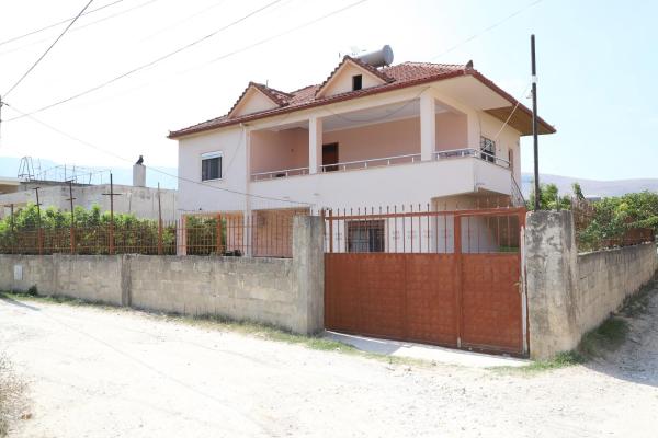 A la foto es mostra l'objecte Vila Besim situat a la ciutat de Berat.