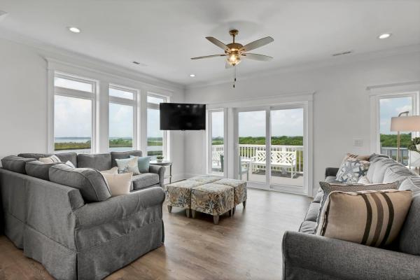 A la foto es mostra l'objecte Sea Haven by Sea Scape Properties situat a la ciutat de North Topsail Beach.