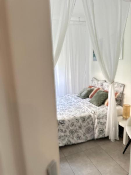 På billedet ses objektet Suite 110 Jacuzzi et Sauna privatisé avec suite beliggende i byen Esbly.
