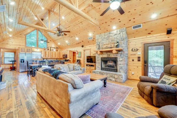 På bildet vises objektet Cabin with Hot Tub and Wraparound Deck in Broken Bow! som ligger i byen Broken Bow.