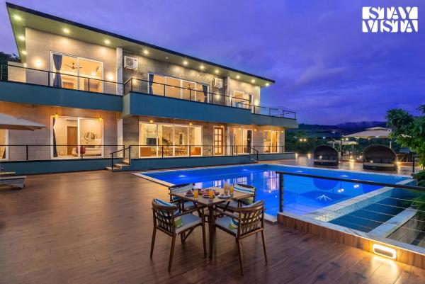 A la foto es mostra l'objecte StayVista at La Belleza with Infinity Pool & Lake View Alfresco Dining situat a la ciutat de Lonavala.