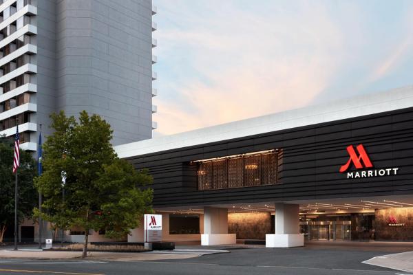 A la foto es mostra l'objecte Crystal Gateway Marriott situat a la ciutat de Arlington.