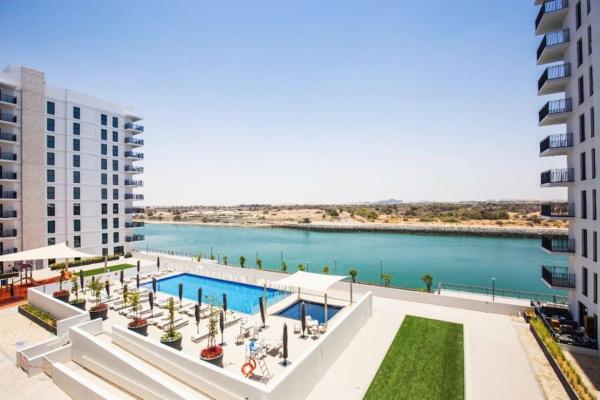 Na fotografii je vidět objekt Lovely Waterfront Private 2BR Apartment Yas Island nacházející se ve městě Abú Zabí.