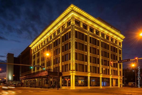 The photo shows the Curtiss Hotel, an Ascend Collection Hotel located in the city of Buffalo.