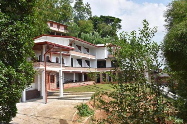 Na fotografii je vidět objekt Mahaweli Regent Hotel nacházející se ve městě Kandy.