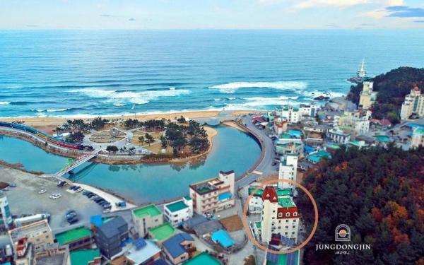 Na foto é possível ver o objeto Gangneung (Jeongdongjin) Jeongdongjin Motel localizado na cidade de Komjinbon-dong.