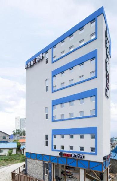 Na fotografii je vidět objekt Capsule Inn Gangneung nacházející se ve městě Kangmun.
