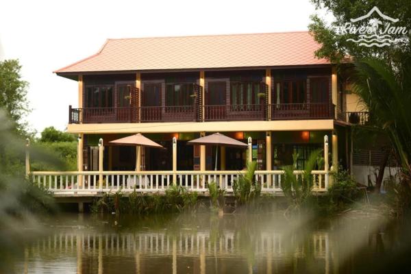 Auf dem Foto ist das Objekt River Jam Amphawa in der Stadt Amphawa zu sehen.