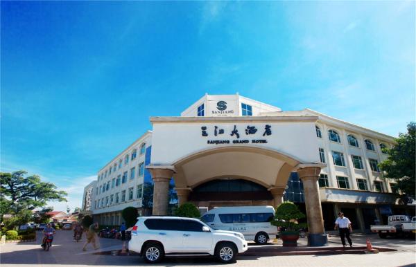 写真にはBan Sikhai市にあるSan Jiang Grand Hotelが写っています。