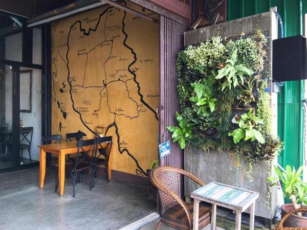 A la foto es mostra l'objecte Sritrang Hotel situat a la ciutat de Trang.