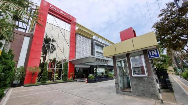 La photo montre l'objet Grand Dian Hotel Slawi situé dans la ville de Procot.