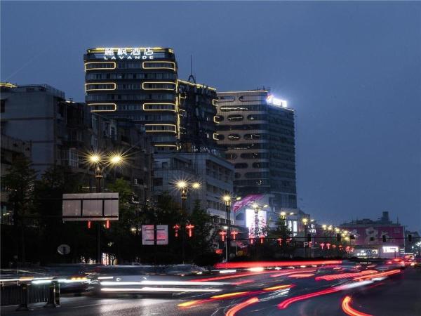 Na fotografii je vidět objekt Lavande Hotel Deyang Guanghan nacházející se ve městě Deyang.