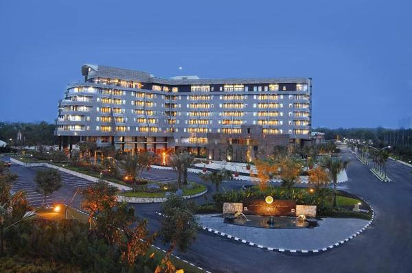 Na fotografii je vidět objekt Labersa Grand Hotel &Convention Center nacházející se ve městě Kelapas.