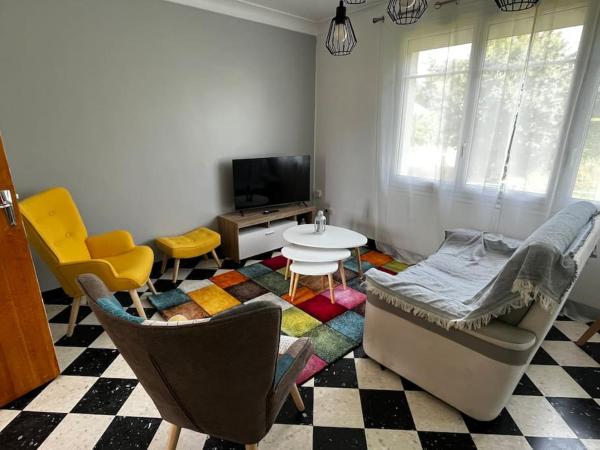 照片显示了位于Tuffé市的Maison 3 chambres, 2 sdb avec jardin Connerré物件。