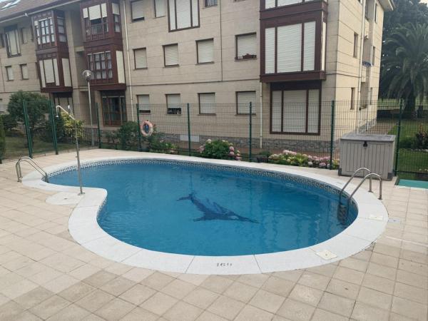 照片显示了位于Noja市的Duplex 3hab 3Piscinas物件。