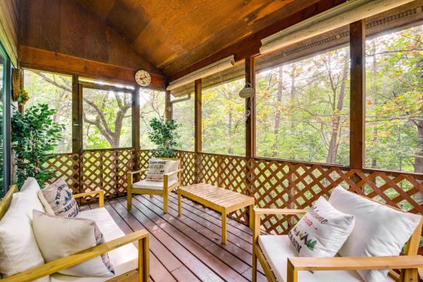 På billedet ses objektet 2 Mi to Parkway! Pet-Friendly Cabin w/ Hot Tub beliggende i byen New Era.