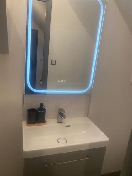 A la foto es mostra l'objecte Appartement climatisé avec jaccuzi situat a la ciutat de Ingré.