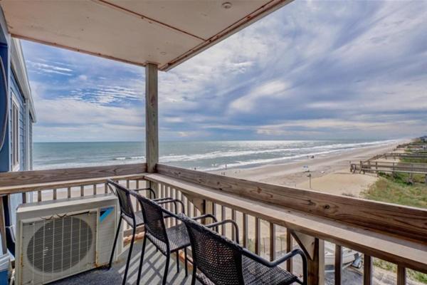 A la foto es mostra l'objecte North Topsail Surf Revival situat a la ciutat de North Topsail Beach.