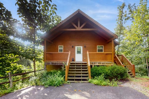 A la foto es mostra l'objecte Deer Pass Lodge situat a la ciutat de Pigeon Forge.