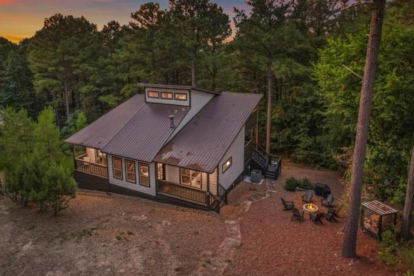 En la foto se muestra el objeto New Modern Cabin w Hot Tub Pool Table & Firepit ubicado en la ciudad de Broken Bow.