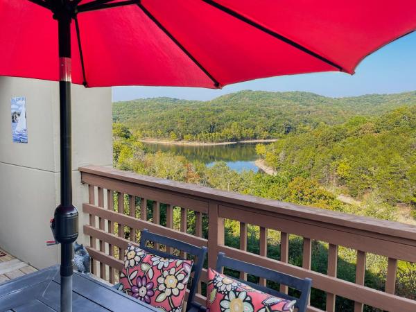 A la foto es mostra l'objecte Lake Access and Pool Branson Condo - 2 Mi to Marina situat a la ciutat de Branson.