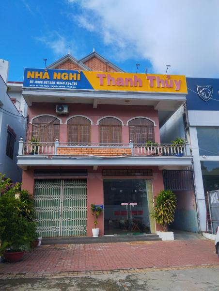 På bildet vises objektet Nhà Nghỉ Thanh Thủy som ligger i byen Ấp Long Liên.
