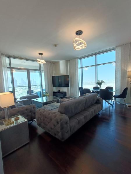 Nella foto è visibile l'oggetto Quill Residence - Canal View Spacious 3 bedroom Apartment situato nella città di Dubai.