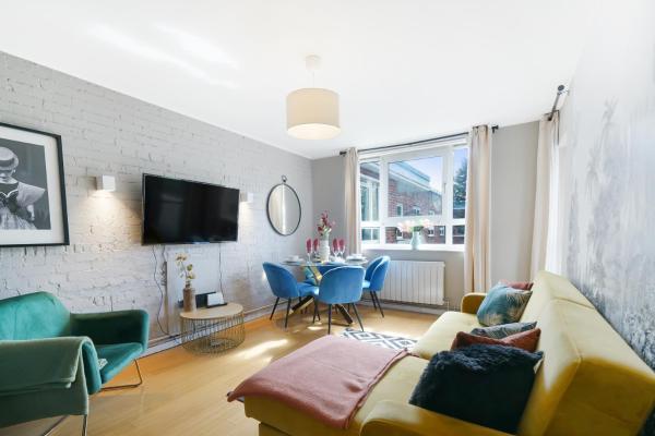 Designer 2 bedroom Flat in London-Balcony-Sleeps 6, Londra
