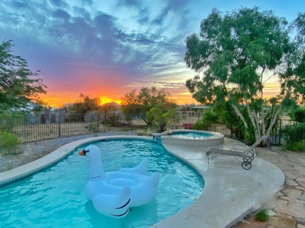 写真にはツーソン市にあるLazy H Bar Desert Outpost Ranch House with Pool and Hot Tubが写っています。
