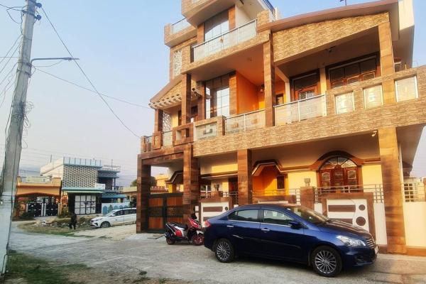 A la foto es mostra l'objecte Draupadi kunj -a place of peace situat a la ciutat de Rāipur.
