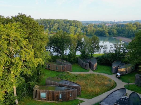 A la foto es mostra l'objecte Lakeside Love Nest situat a la ciutat de Antoing.