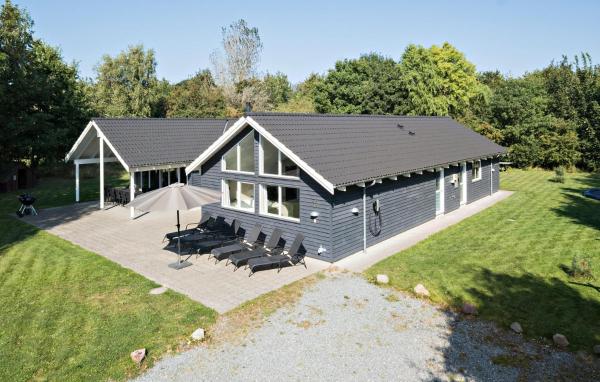 Na fotografii je vidět objekt Gorgeous Home In Højby With Sauna nacházející se ve městě Højby.