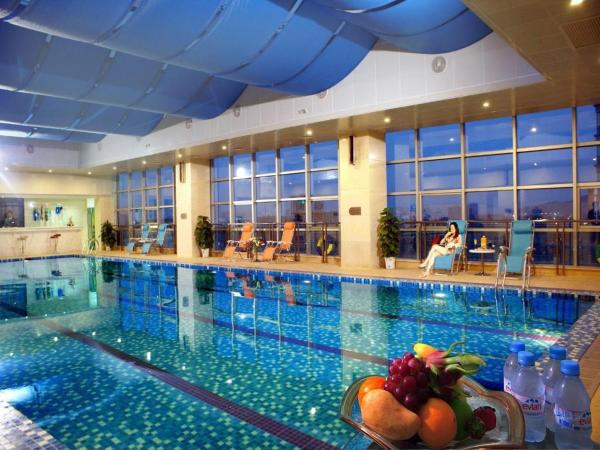 På bilden syns objektet Ramada Plaza by Wyndham Hangzhou Riverside som ligger i staden Wenyan.