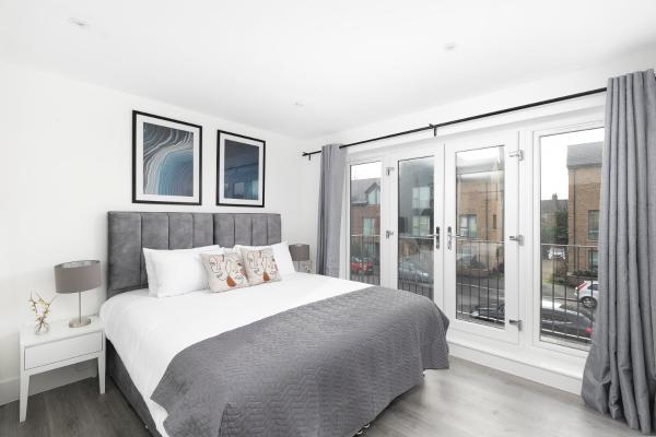 A la foto es mostra l'objecte CoZy Apartments With King Size Beds Near Enfield Town & Chase Farm Train Stations With Wifi and Parking situat a la ciutat de Enfield.
