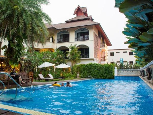 На фото показан объект PhoomThai Garden Hotel, расположенный в городе Ban Sop Sai.