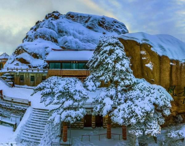 照片显示了位于Huangshan市的Huangshan Yupinglou Hotel物件。