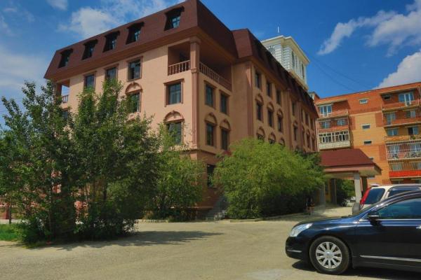 Na zdjęciu widoczny jest obiekt Mika Hotel położony w mieście Ułan Bator.