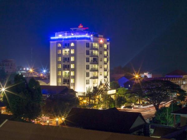 The photo shows the Yeak Loam Hotel located in the city of Phumĭ Pôy.