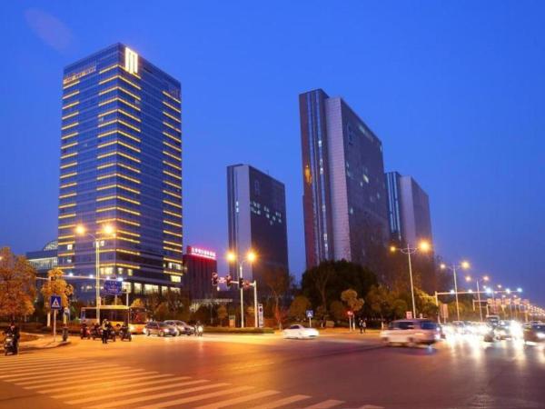 På billedet ses objektet Jiuhua Jin Jiang International Hotel beliggende i byen Zhenjiang.