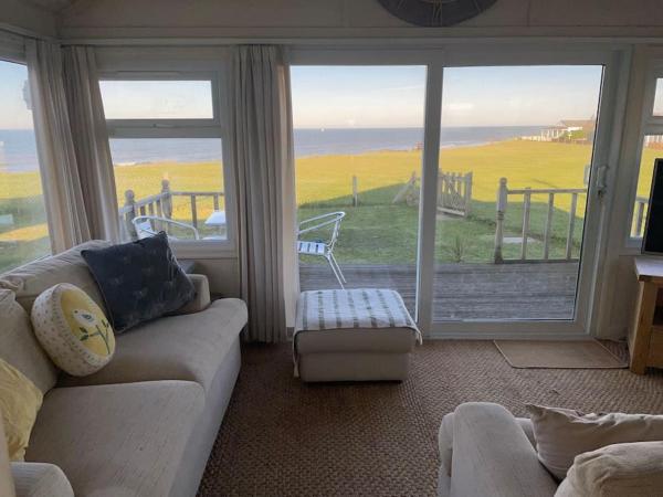 A la foto es mostra l'objecte Stunning sea view beach front bungalow Bacton situat a la ciutat de Bacton.