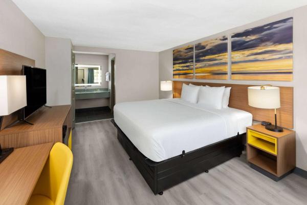 Na fotografii je vidět objekt Days Inn & Suites by Wyndham Vicksburg nacházející se ve městě Vicksburg.