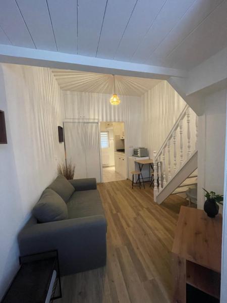 The photo shows the cosy one1h20 de Paris located in the city of Cézy.