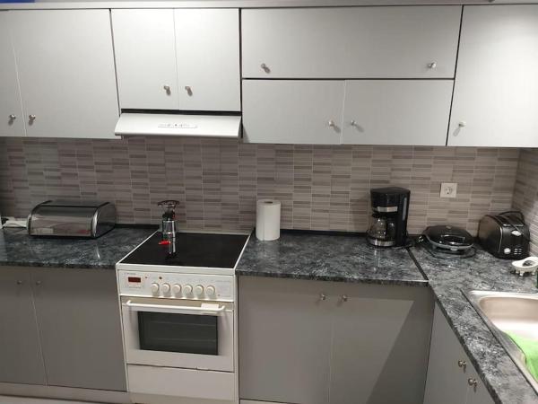 Nice, friendly, secure, fully equipped apartment photo 4