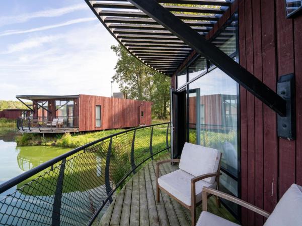 A la foto es mostra l'objecte Romantic Forest Retreat situat a la ciutat de Antoing.