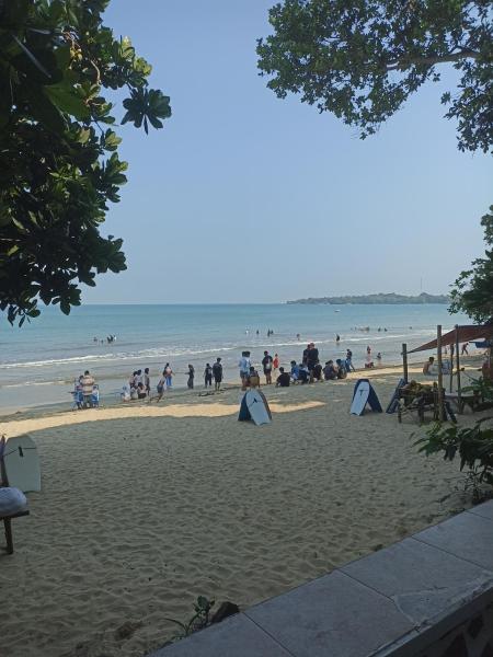 照片显示了位于Sukarame市的CARITA BEACH Selatan物件。