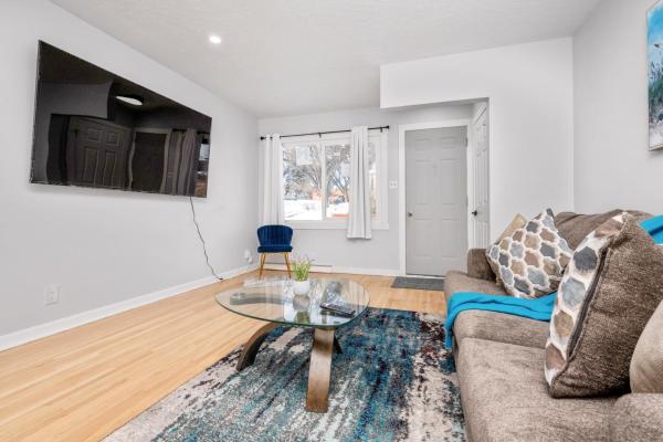 照片显示了位于Calgary市的CentreStreet-Cozy Petfriendly 4bedsuite 04Entire物件。